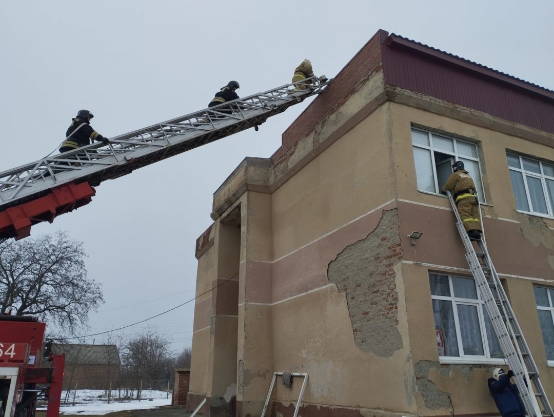 Ростовские и волгоградские огнеборцы потушили условный пожар