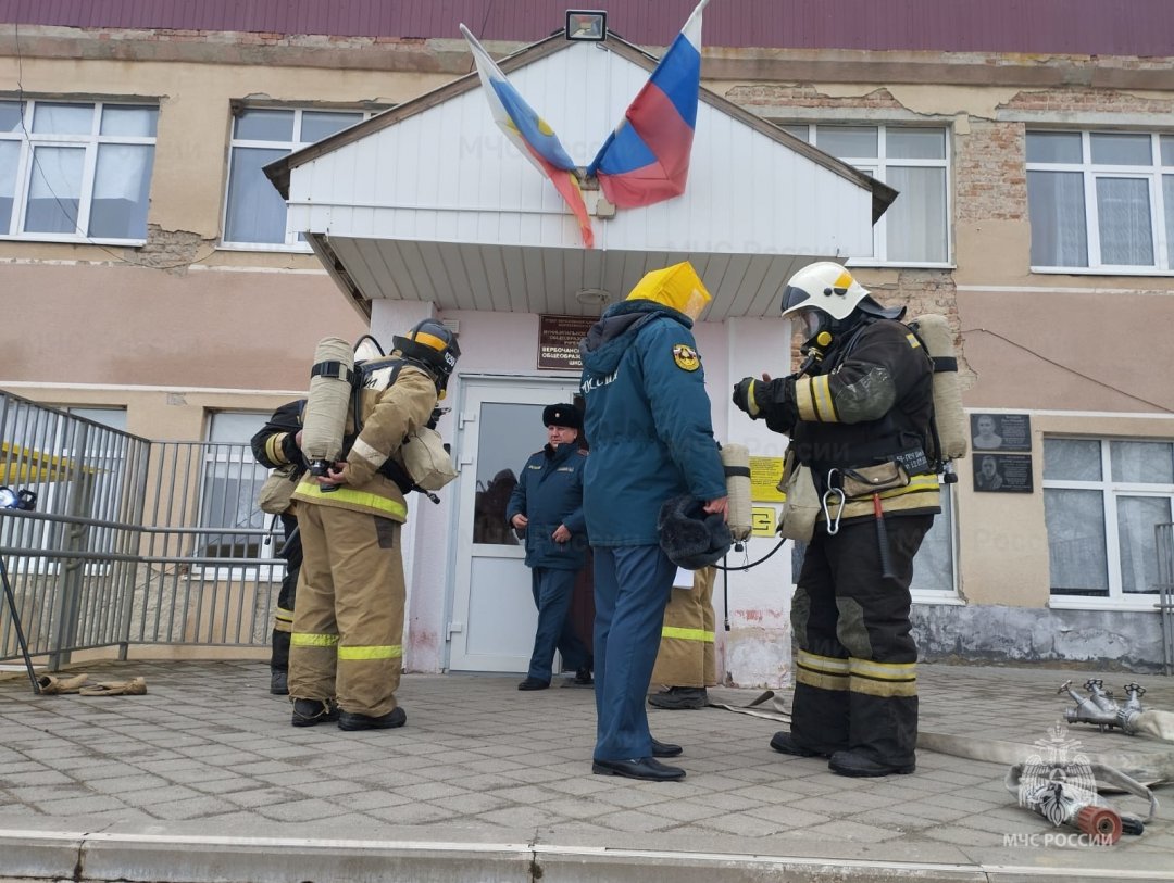 Ростовские и волгоградские огнеборцы потушили условный пожар
